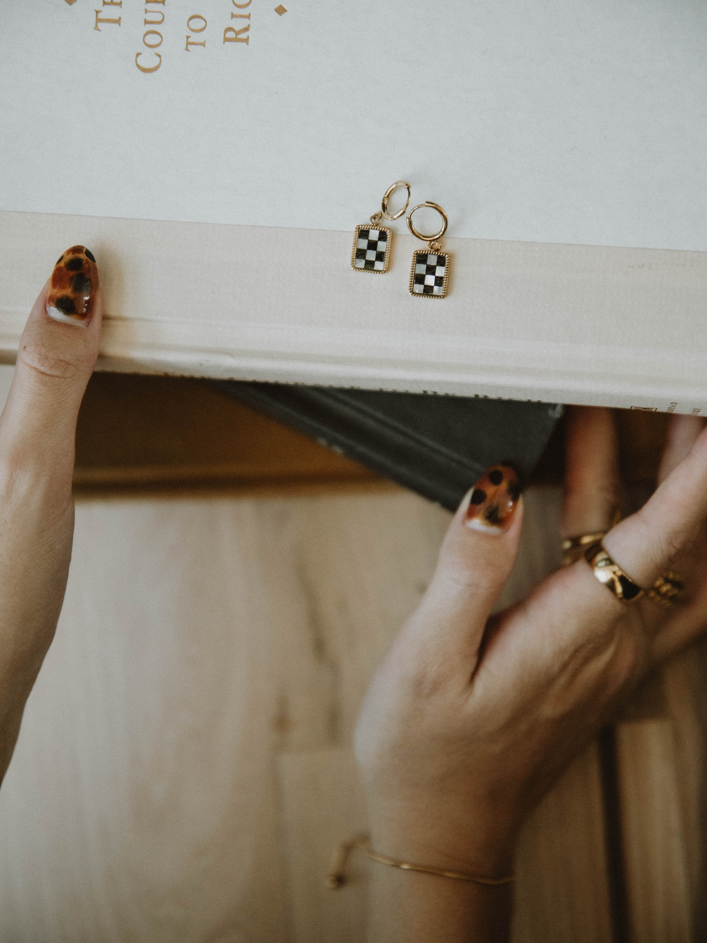 B&W Checkered Hoops Earrings (18k gold)