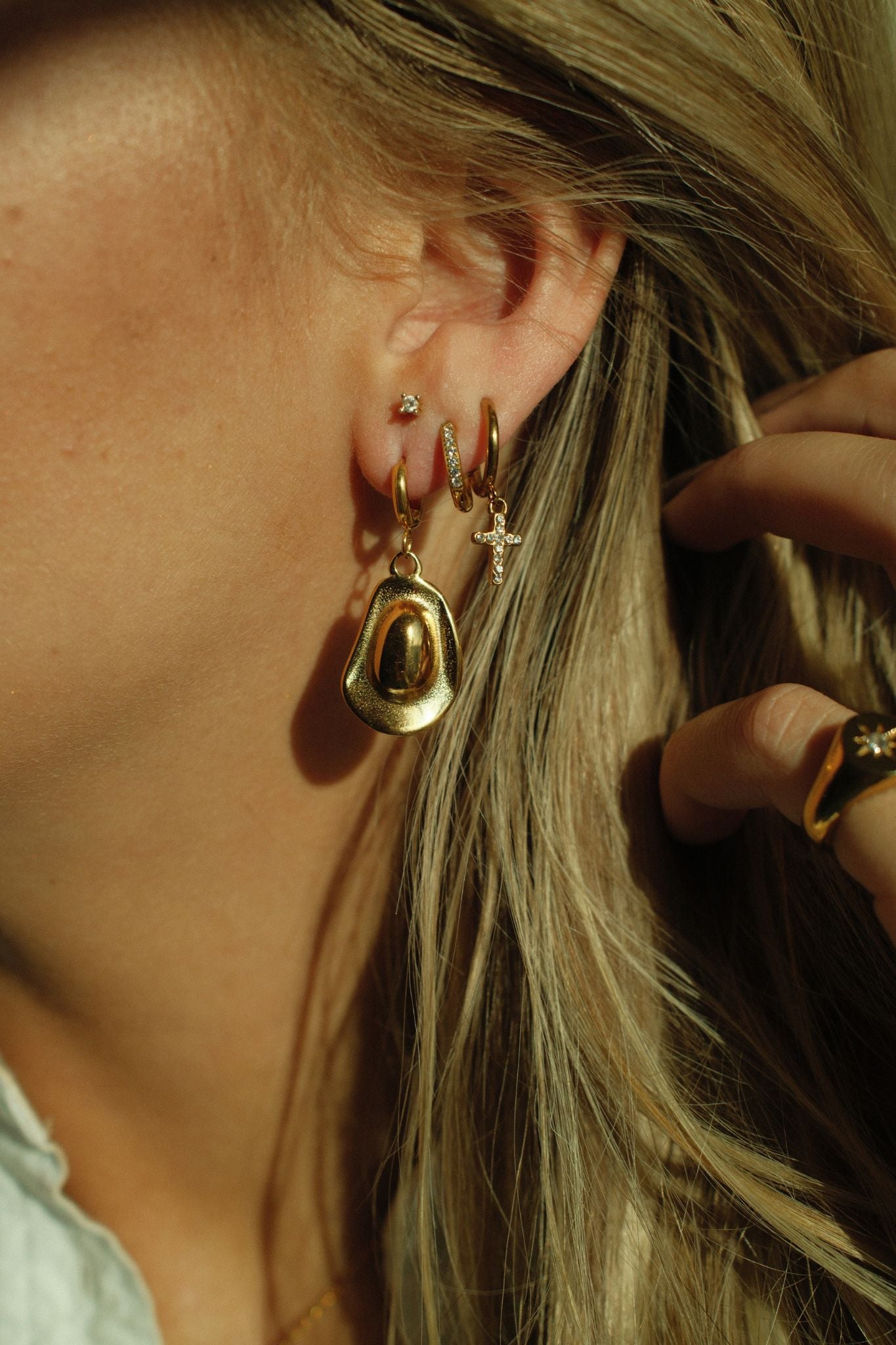 Dainty Diamond Huggies 2.0 (18k gold)