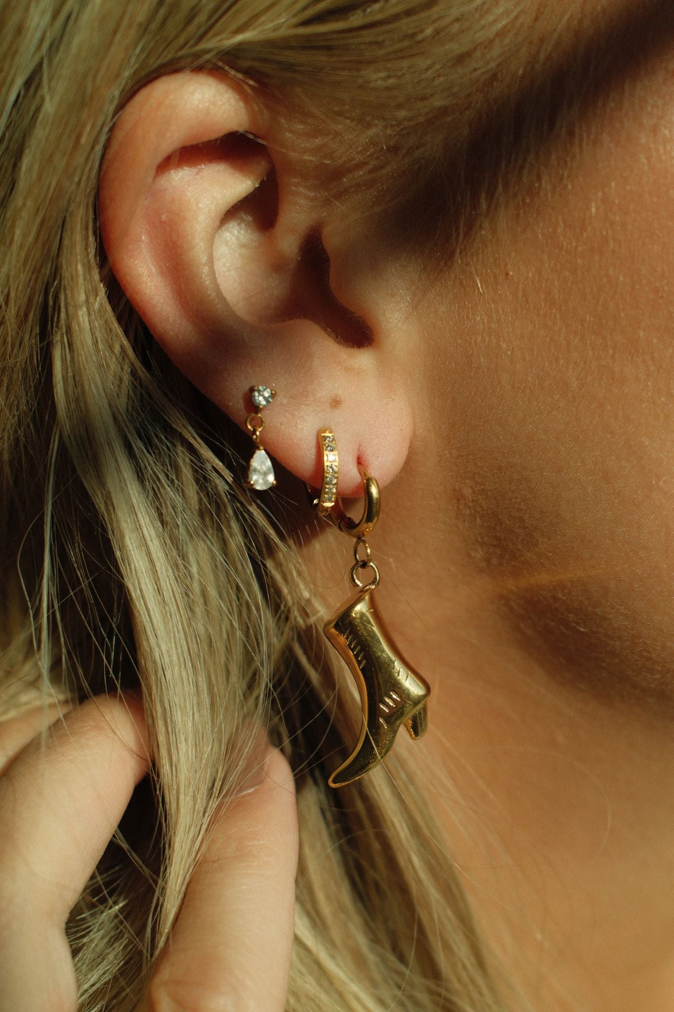 Dainty Diamond Huggies 2.0 (18k gold)