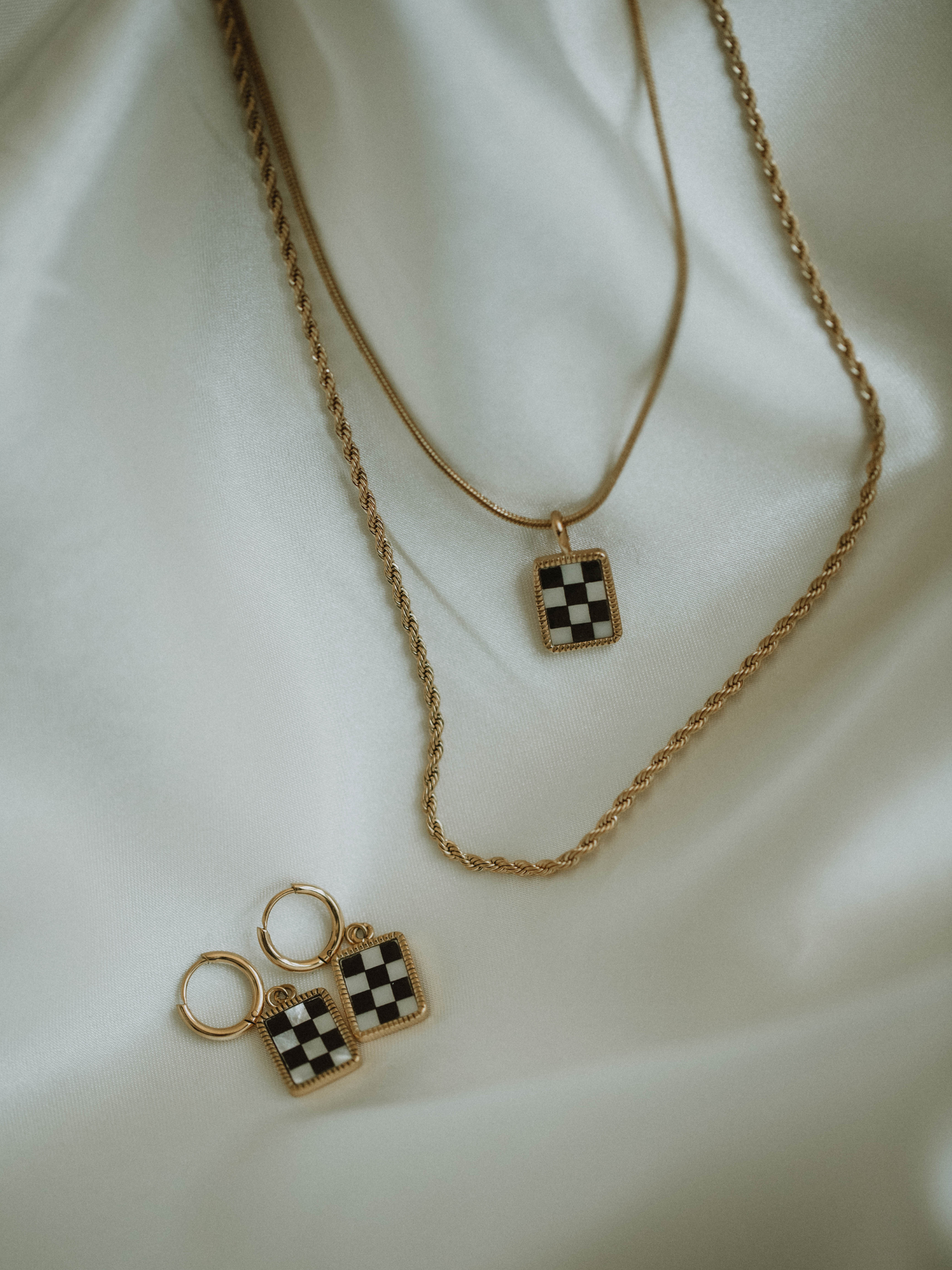 B&W Checkered Necklace (18k gold)